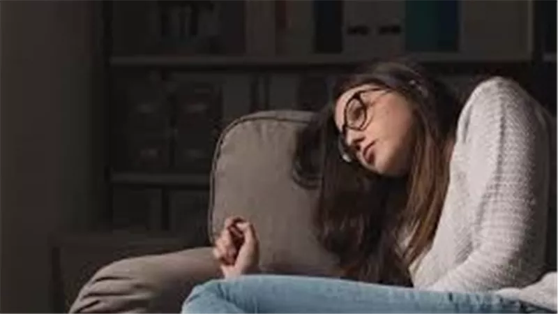 مع اقتراب رأس السنة.. اسباب الاكتئاب الموسمي و طرق العلاج 