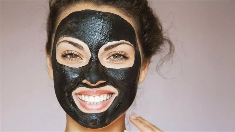 لا تستخدمه كثيرًا.. الإستخدام الأمثل لـ ماسك الفحم النشط 