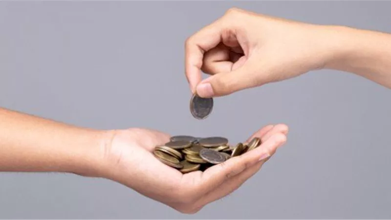 حكم إخراج الصدقة من مال فيه شبهة حرام.. أمين الفتوى يوضح