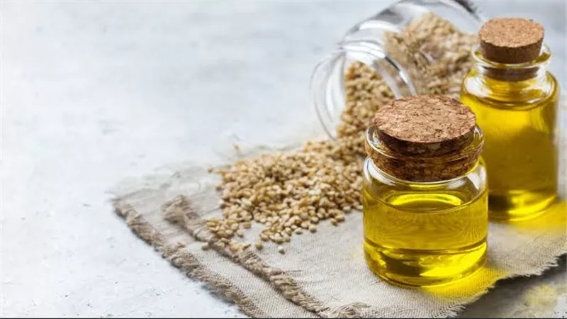 اعرف فوائده.. زيت السمسم الحل السحري لصحة شعرك ولمعانه ومنع تساقطه 
