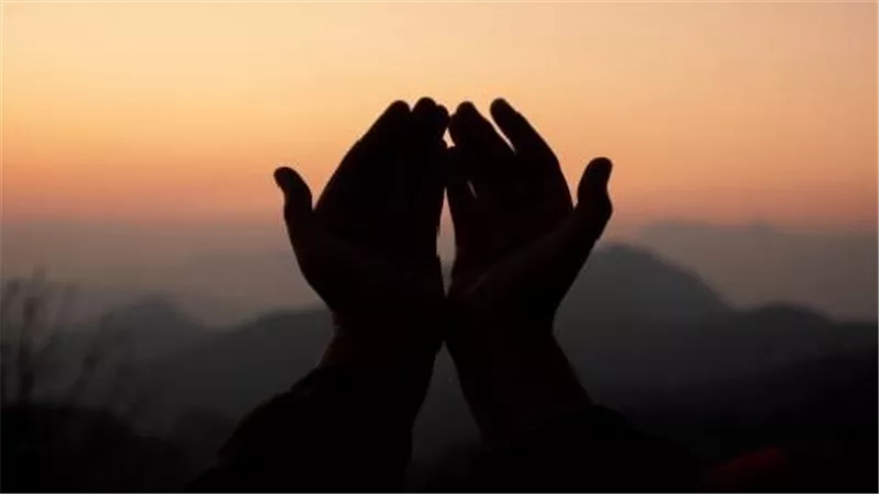 ثلاثة يحبهم الله جل وعلا ويضحك لهم يوم القيامة.. تعرف عليهم  