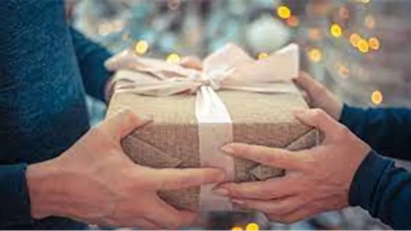 هل يجوز شراء الهدايا في أعياد غير المسلمين؟.. الافتاء توضح 