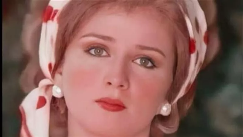 نجلاء فتحي.. تزوجت 4 مرات وأصيبت بمرض جلدي نادر أجبرها على الاعتزال 
