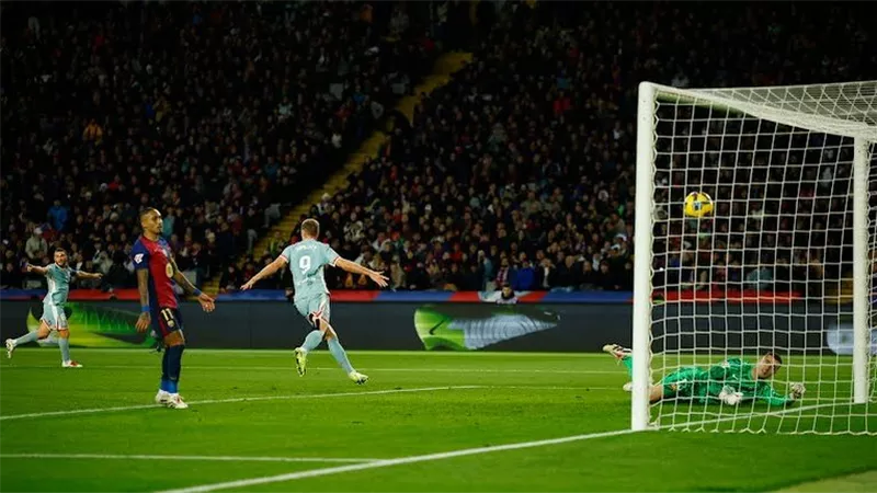 أتلتيكو مدريد يفاجئ برشلونة بالفوز ويقتنص صدارة ترتيب الدوري الإسباني.. قمة مثيرة