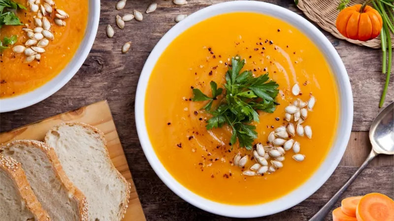 طعمها ياخد العقل.. طريقة عمل شوربة اليقطين والجزر اللذيذة 