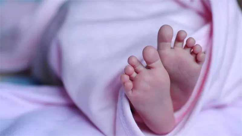 خافت على ابنتها فألقت حفيدتها بالقمامة.. قصة رضيعة حمل السفاح