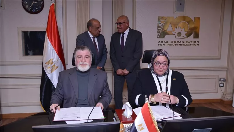 توقيع عقد بين «الكهرباء» و«العربية للتصنيع» لإنشاء مشروع صناعي للألواح الشمسية 