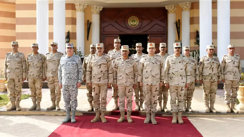 بالصور.. وزير الدفاع يعاين تشكيلات قوات الدفاع الجوي ويلتقي المقاتلين