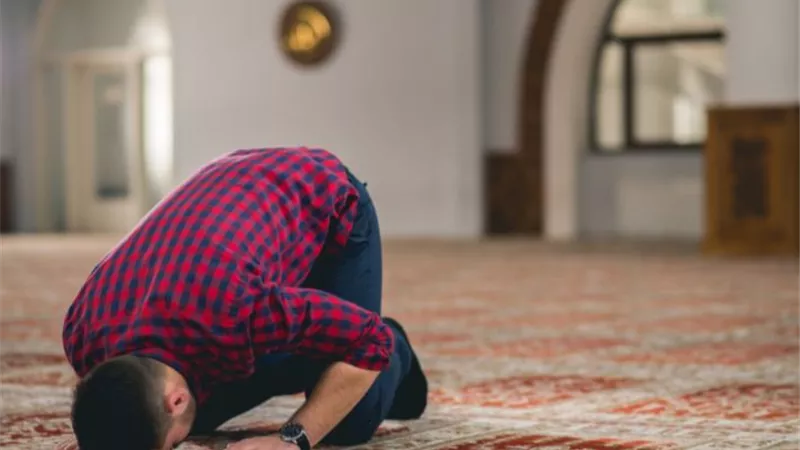 حكم الصلاة على مرتبة من الإسفنج.. دار الإفتاء توضح الرأي الشرعي