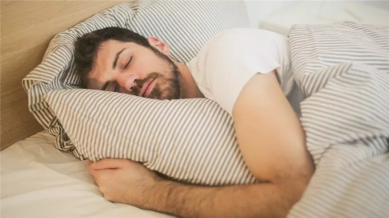 النوم في الظلام التام ينقص من الوزن.. دراسة بحثية توضح