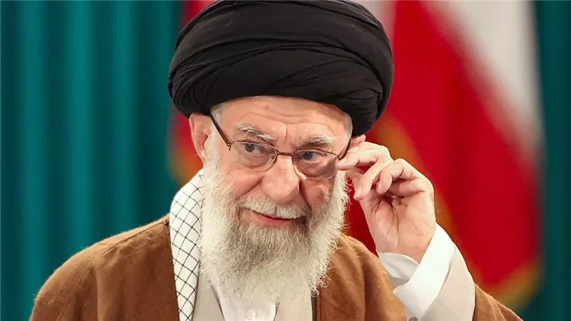 بعد تصريحات خامنئي المحرضة ضدها .. القيادة السورية تعتزم مطالبة إيران بتعويضات