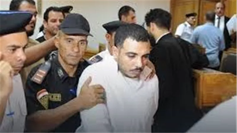حراسة مشددة.. سفاح التجمع يصل لقاعة المحكمة بالتجمع الخامس