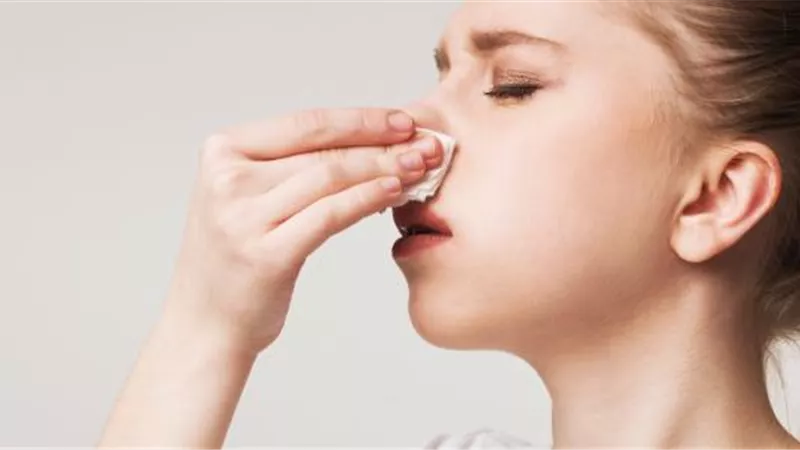 أسباب وطرق علاج نزيف الأنف بالمنزل.. ومتى يدل على حالة صحية خطيرة؟