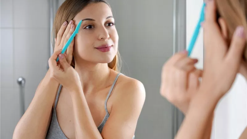 إزالة شعر الوجه للنساء.. هل شفرة الوجه آمنة للاستخدام اليومي؟