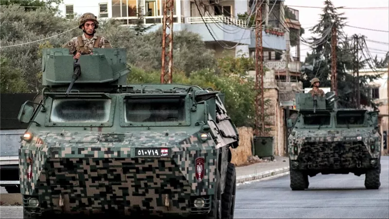الجيش اللبناني يسلم 70 شخصًا إلى سوريا بينهم ضباط فلول نظام الأسد