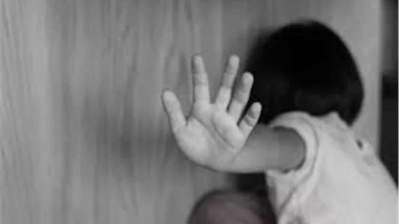 استغل حداثة سنها.. ضبط المتهم بالاعـ.تداء على ابنة زوجته
