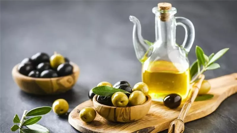 فوائد زيت الزيتون للشعر الجاف وكافة الأنواع الأخرى.. نتيجة مذهلة