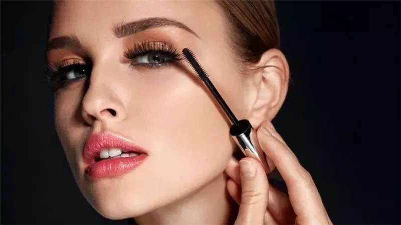 فوائد زيت الخروع وكيفية استخدامه لتكثيف الرموش