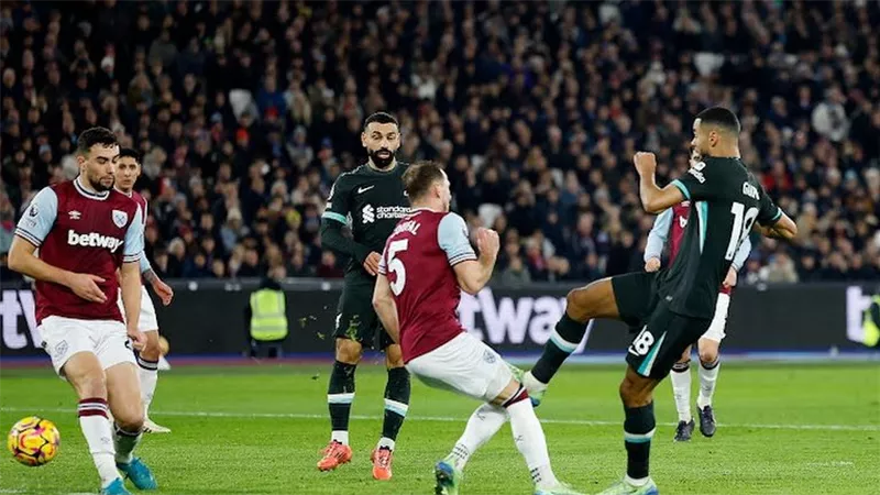 الدوري الإنجليزي.. ليفربول يكتسح وست هام يونايتد بثلاثية نارية في الشوط الأول