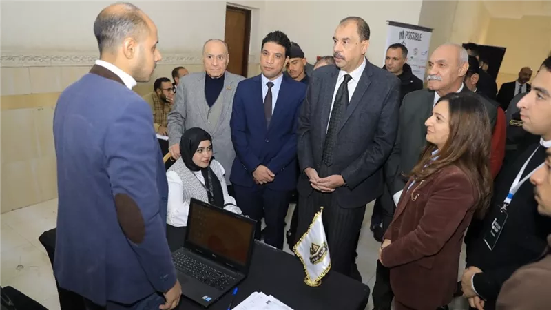 محافظ سوهاج يتفقد ملتقى التوظيف بنادي المحليات