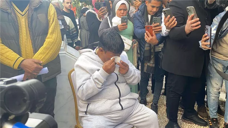 النجوم يلقون نظرة الوداع على أحمد عدوية ويشاركون في تشييع جثمانه 