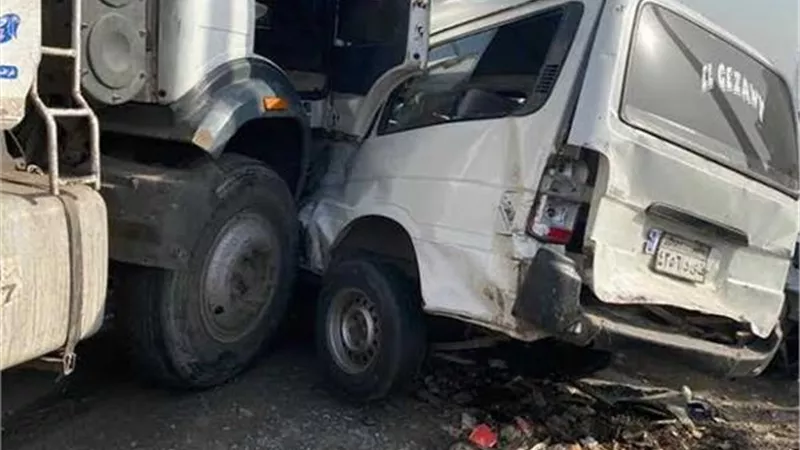 تفاصيل مصرع سيدة وإصابة 7 أشخاص في حادث ميكروباص وتريلا
