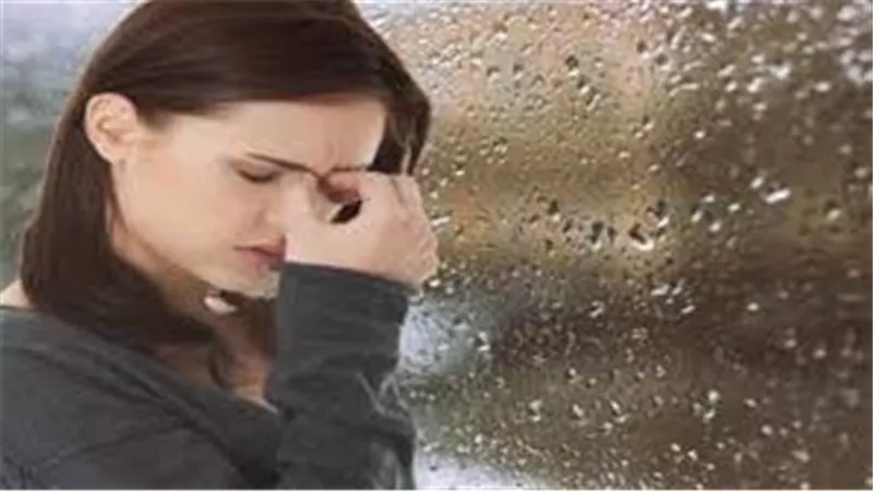 الضغط الجوي والرطوبة.. السبب الحقيقي للتوعك قبل المطر