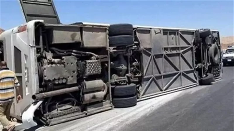 حادث السويس.. إصابة 34 شخصا إثر انقلاب أتوبيس سياحي على الطريق