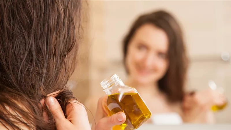 حمام زيت للشعر يمنحه الحيوية واللمعان.. إليك مكوناته 