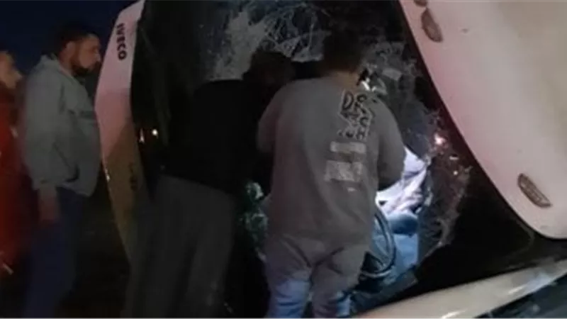 صور حادث السويس.. ننشر صور انقلاب الأتوبيس السياحي على طريق السويس