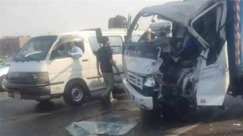 حادث الطريق الدائري.. تهشم سيارتي نقل بطريق السلام إثر تصادمهما