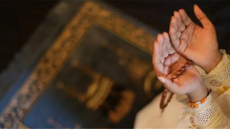 هل يجوز ذكر اسم شخص في الدعاء أثناء الصلاة؟.. الافتاء ترد