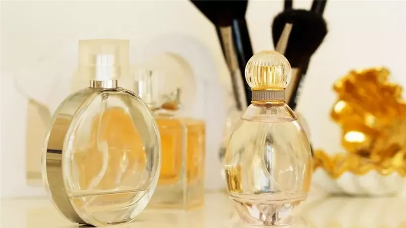 فوائد عطر العنبر لبشرتك الدهنية.. أبرزها علاج البثور