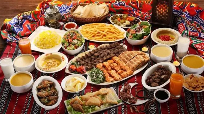 هل يجب على الجائع تأخير الصلاة حتى يتناول الطعام؟.. دار الإفتاء توضح