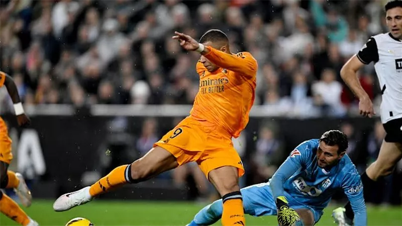 ريال مدريد يقتنص صدارة ترتيب الدوري الإسباني بعد فوزه المثير على فالنسيا