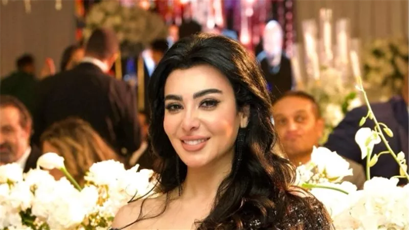 بالأسود الملكي.. ميرهان حسين تبهر الحضور في زفاف مي فاروق ومحمد العمروسي