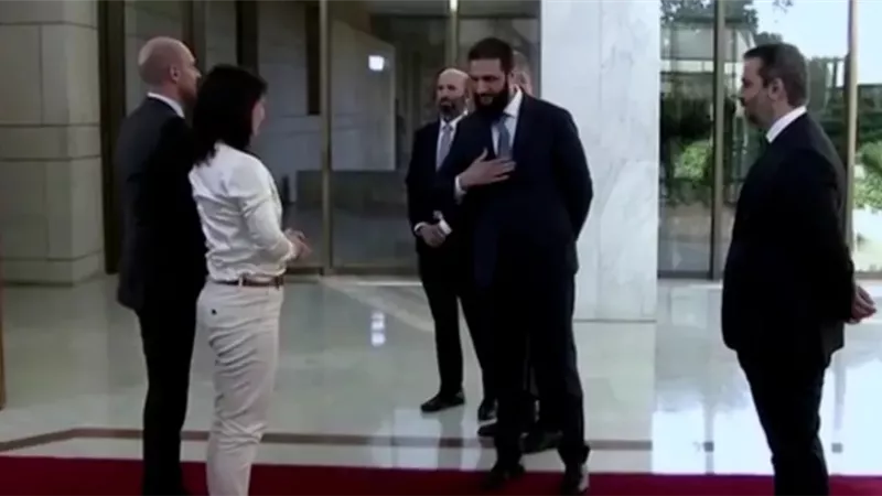 كيف أنهت وزيرة خارجية ألمانيا أزمة مصافحة الشرع خلال زيارتها إلى سوريا؟