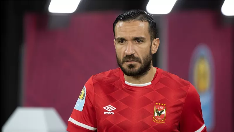 ثنائي أجنبي يطيح بـ علي معلول من النادي الأهلي.. تفاصيل مثيرة 