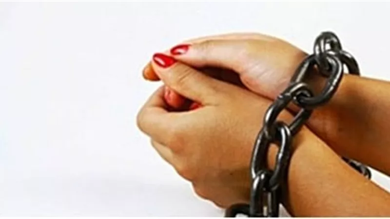 ضحية أمه| طعنت ابنها بطبق مكسور برقبته لأجل رجل غريب.. القصة الكاملة