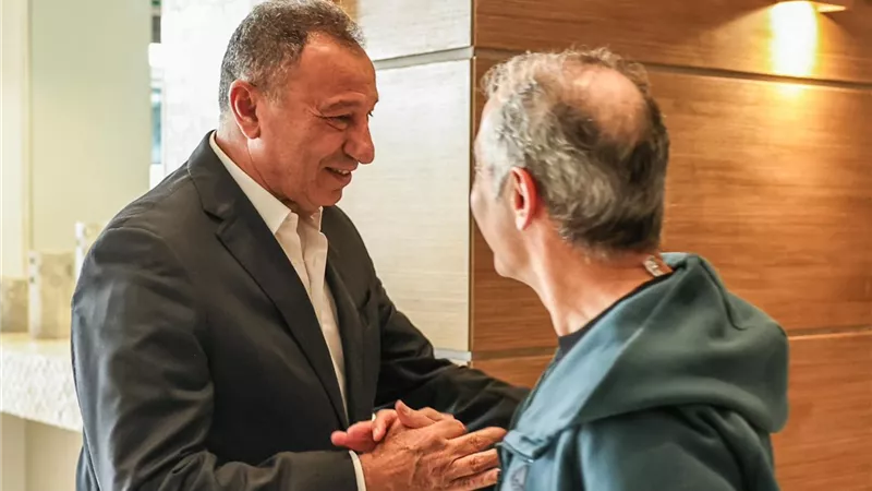 برعاية الخطيب .. مدافع زد على أعتاب النادي الأهلي بنظام الإعارة 