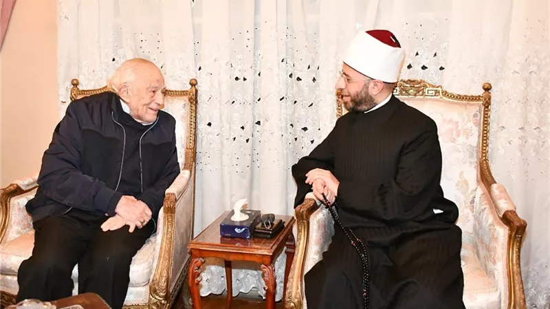 بالصور.. تفاصيل زيارة وزير الأوقاف للفنان رشوان توفيق ولحظات مؤثرة