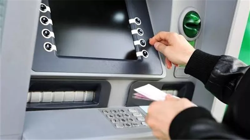 اعرف كم قيمة رسوم السحب من atm وكيفية تجنب الرسوم الإضافية.. تفاصيل