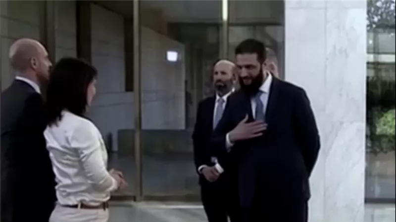 وزير الخارجية الفرنسي ينتقد موقف الشرع من نظيرته الألمانية .. كان ينبغي أن يصافحها