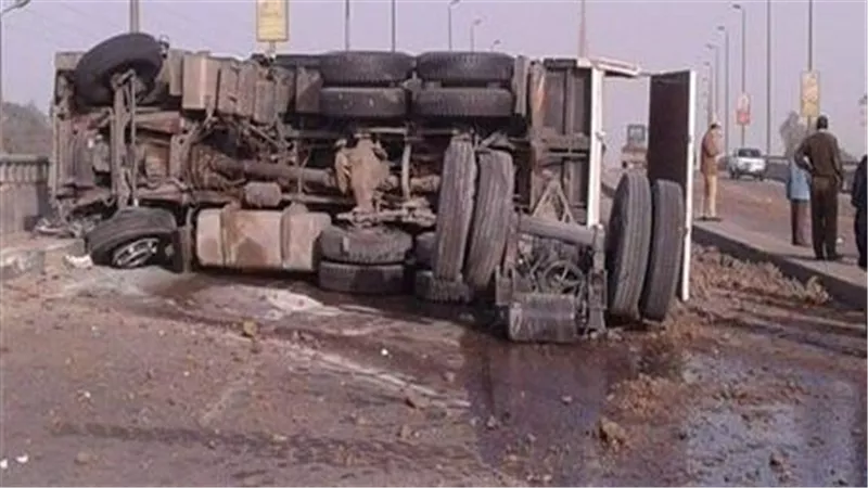 حادث الطريق الدائري .. انقلاب مقطورة محملة بالمكرونة