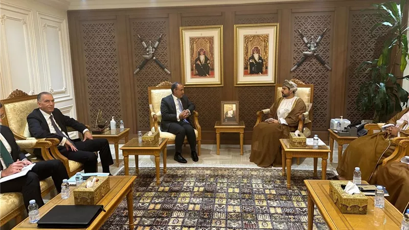 وزير الخارجية يناقش ملفات اقتصادية هامة خلال زيارته لـ سلطنة عمان 
