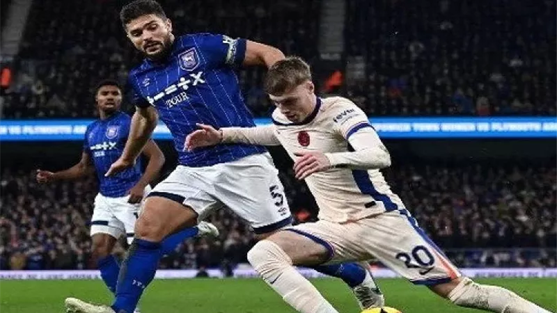 ما هو التشكيل الرسمي لمباراة فولهام ضد إيبسويتش تاون في الدوري الإنجليزي؟
