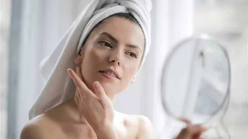 العناية بالبشرة .. أهم المنتجات التي لا غنى عنها في روتينك اليومي