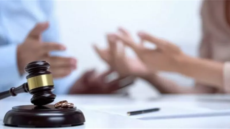 زوجة تقاضي زوجها بسبب تهديداته المتكررة بالطلاق