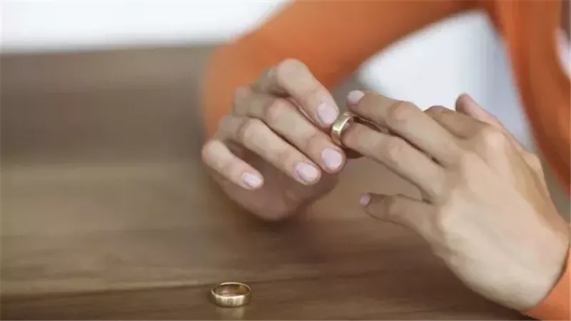 تفسير حلم الطلاق للمتزوجة.. بين زوال المنصب وعودة الحال