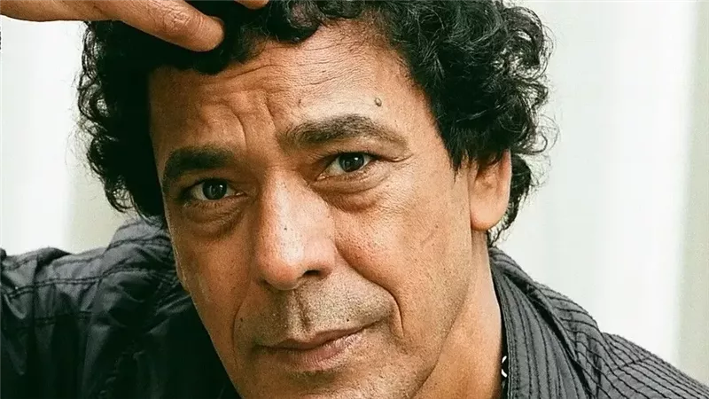 بعد غيابه عن التكريم.. أسرار عائلية في حياة كينج الأغنية محمد منير 